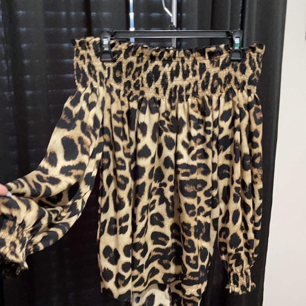 Cute off the shoulder leopard print top, size XL